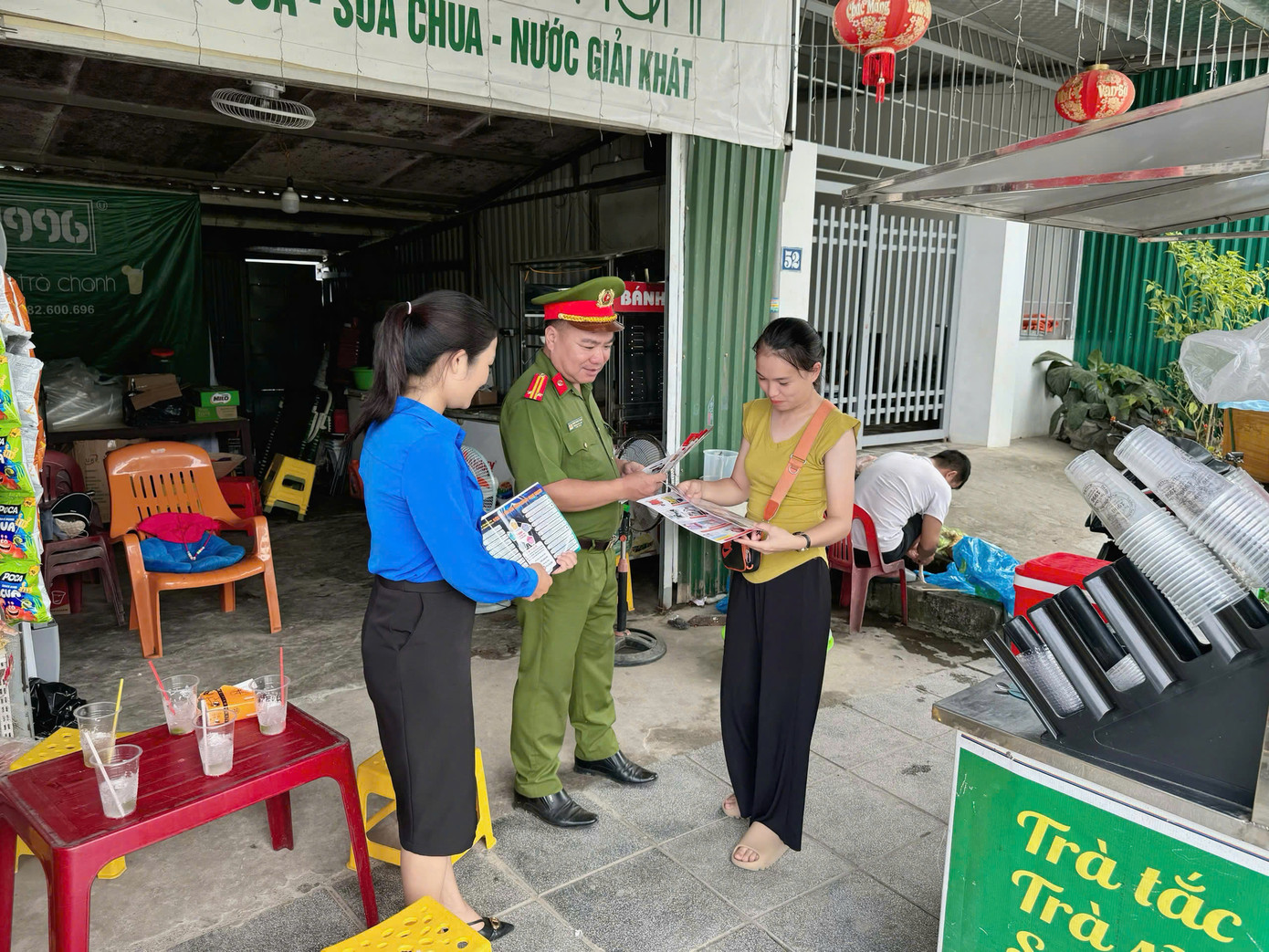 Tuổi trẻ Hạ Long nêu cao tinh thần “đi từng lớp, đến từng bàn, hướng dẫn từng người” về an toàn trên không gian mạng. Tuổi trẻ Hạ Long nêu cao tinh thần “đi từng lớp, đến từng bàn, hướng dẫn từng người” về an toàn trên không gian mạng.