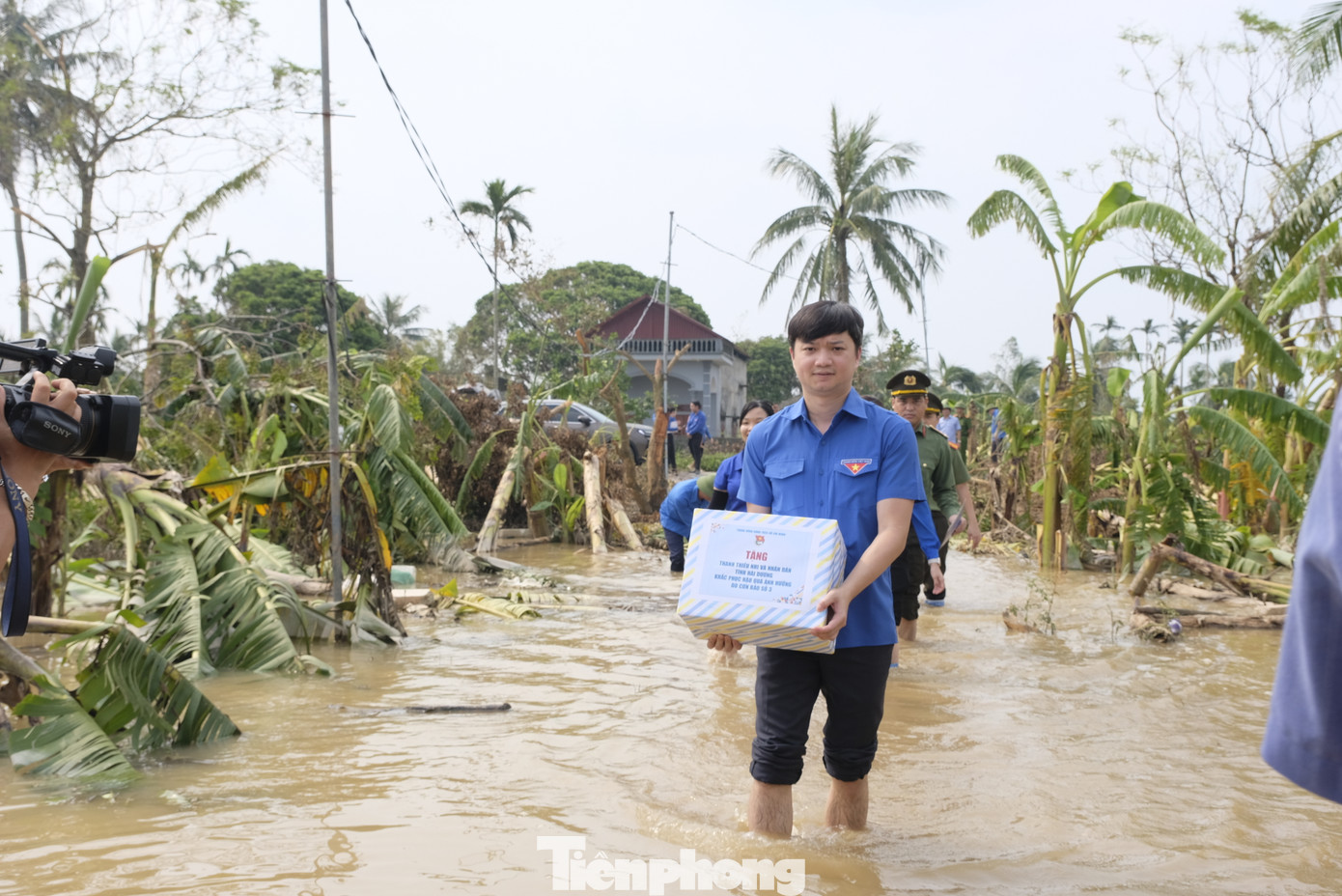 Anh Nguyễn Minh Triết - Bí thư T.Ư Đoàn, Chủ tịch T.Ư Hội SVVN dẫn đầu đoàn công tác đến thăm hỏi, trao quà tặng và hỗ trợ cho các hộ gia đình khó khăn tại xã Hà Thanh (huyện Tứ Kỳ, tỉnh Hải Dương). Ảnh: Châu Linh