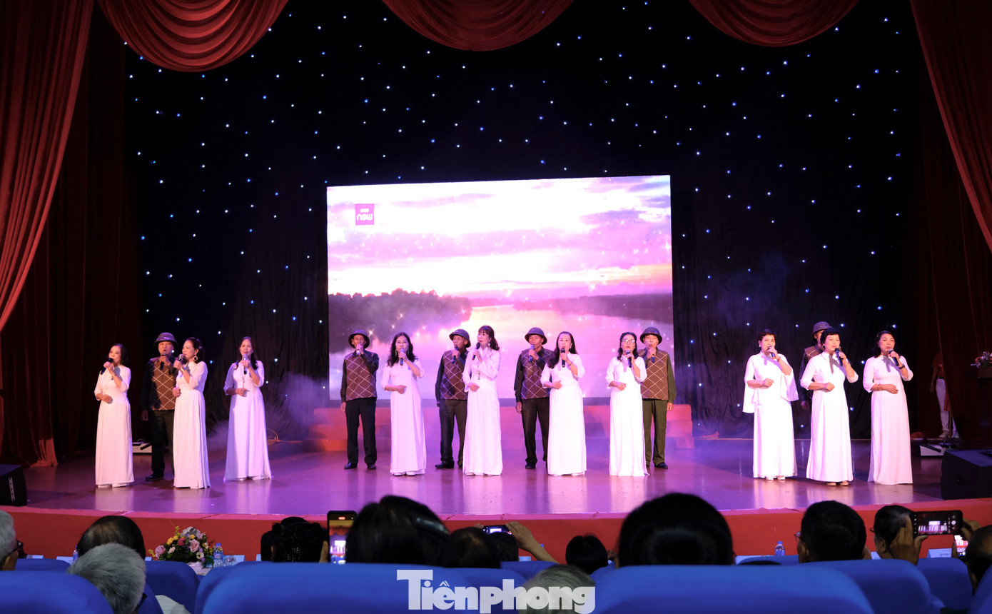 Tiết mục văn nghệ chào mừng Lễ kỷ niệm 70 năm ngày giải phóng Thủ đô và tổng kết phong trào thi đua đặc biệt năm 2024. Ảnh: Châu Linh Tiết mục văn nghệ chào mừng Lễ kỷ niệm 70 năm ngày giải phóng Thủ đô và tổng kết phong trào thi đua đặc biệt năm 2024. Ảnh: Châu Linh