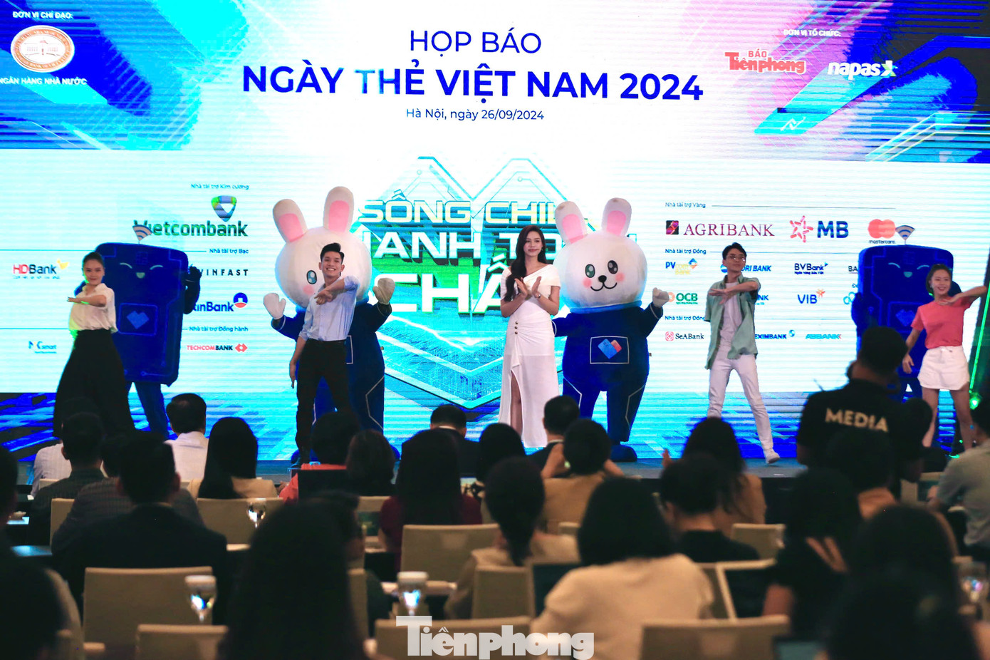 Đây là năm thứ 4 Ngày Thẻ Việt Nam được tổ chức nhằm hưởng ứng và góp phần hiện thực hóa các mục tiêu của Chính phủ, Ngân hàng Nhà nước về đề án không dùng tiền mặt, chương trình chuyển đổi số quốc gia. Ảnh: Hồng Vĩnh