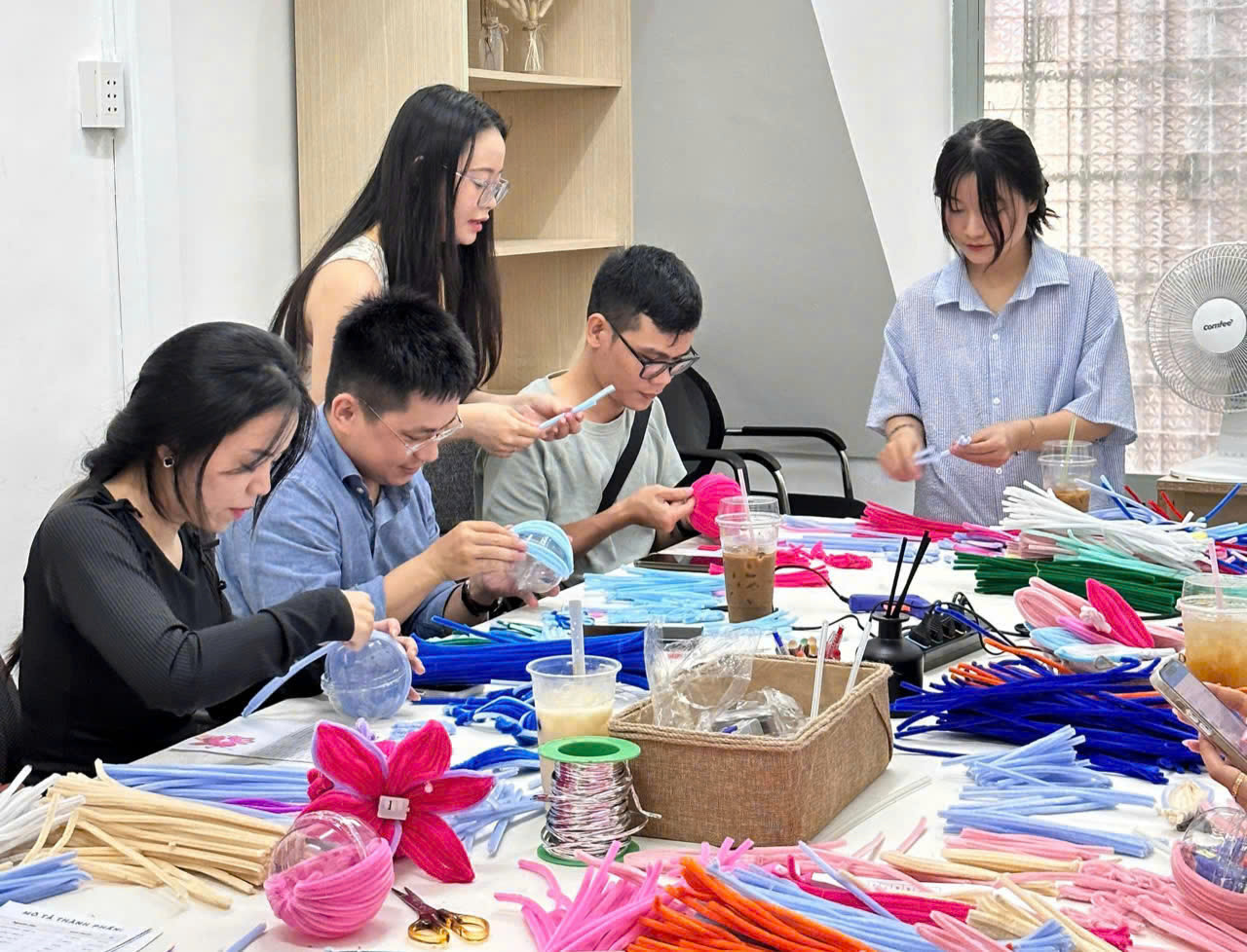 Các bạn trẻ tự tay làm ra những chiếc đèn lồng từ kẽm nhung trong buổi workshop.