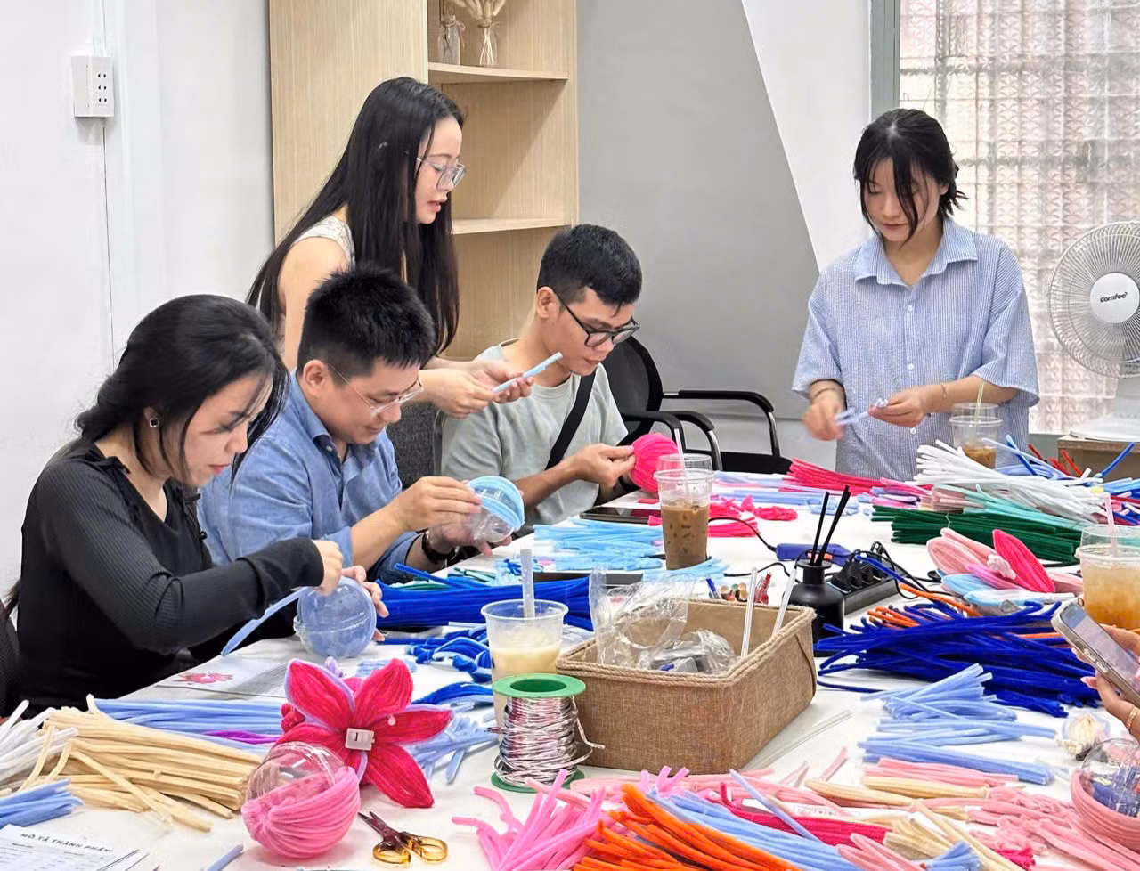 Các bạn trẻ tự tay làm ra những chiếc đèn lồng từ kẽm nhung trong buổi workshop. Các bạn trẻ tự tay làm ra những chiếc đèn lồng từ kẽm nhung trong buổi workshop.