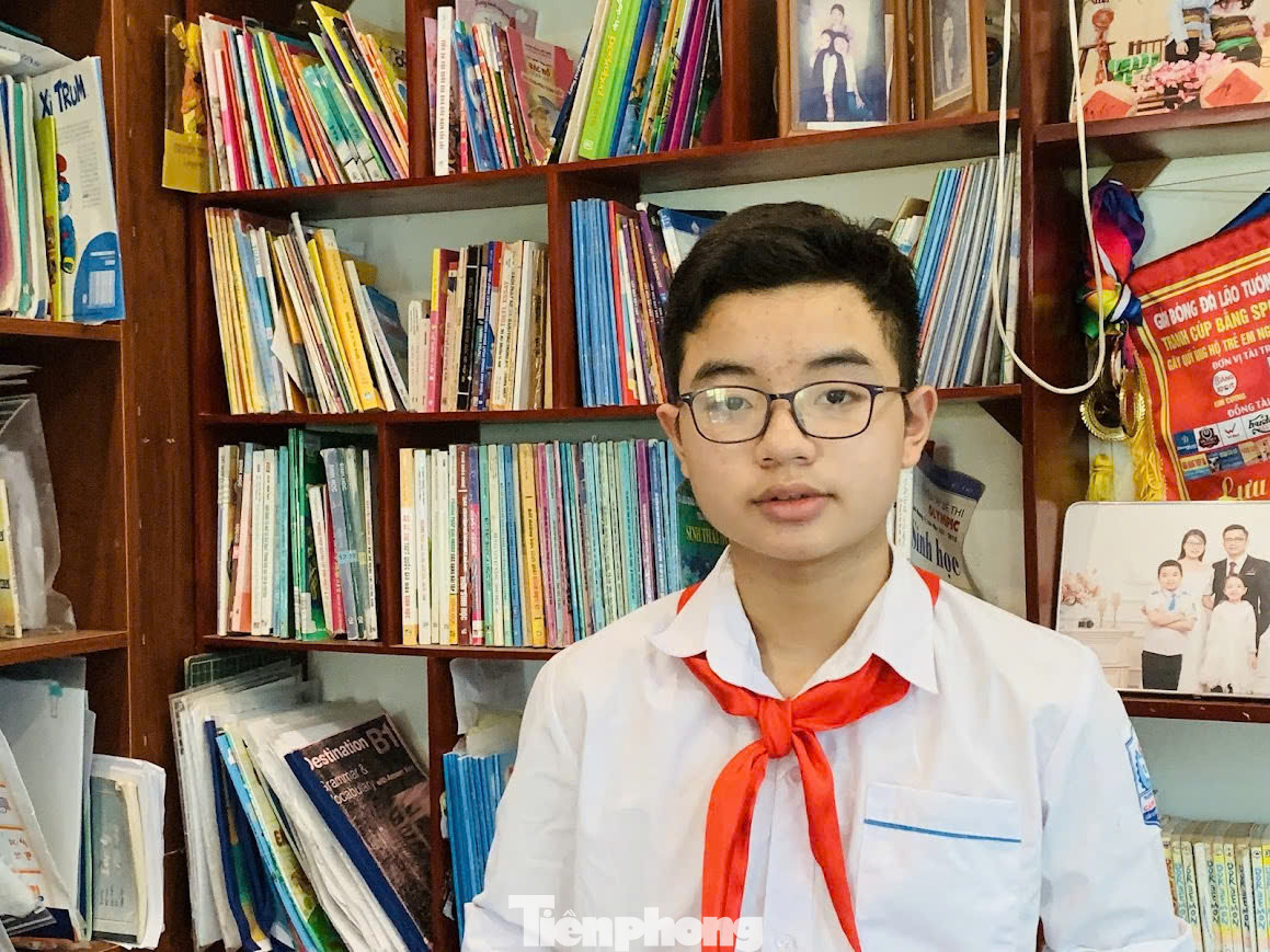 Em Biện Nguyễn Khôi Nguyên tại thư viện, phòng đọc sách của gia đình. Em Biện Nguyễn Khôi Nguyên tại thư viện, phòng đọc sách của gia đình.