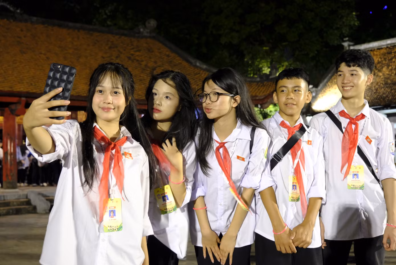 Các đại biểu "Quốc hội trẻ em" đến từ tỉnh Yên Bái thích thú trải nghiệm, lưu lại khoảnh khắc. Ảnh: Châu Linh