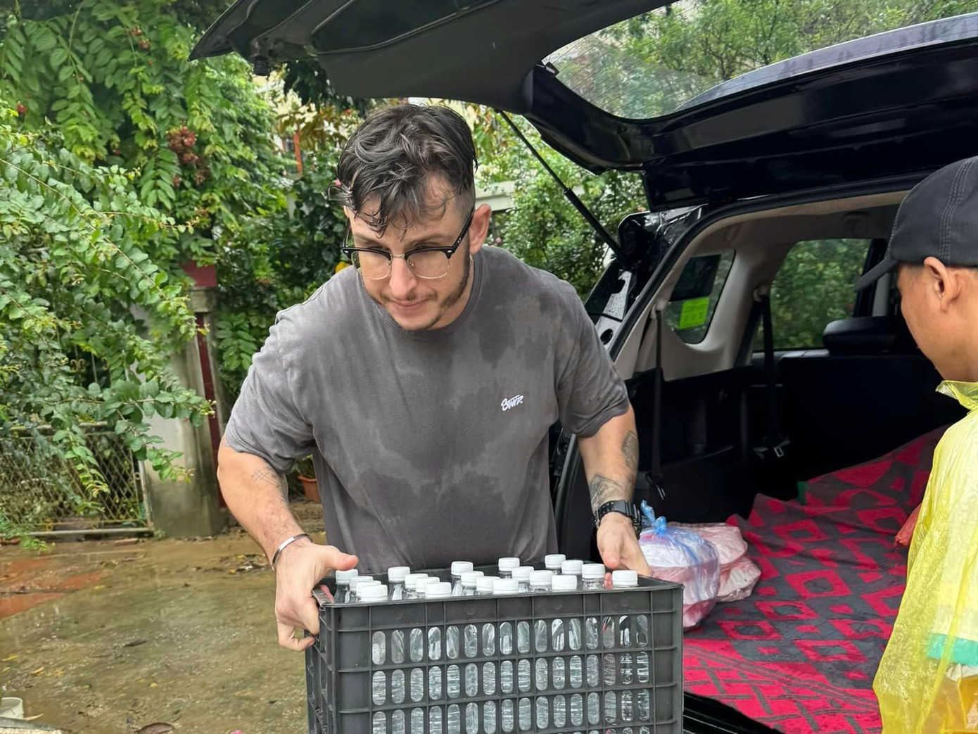 Anh Nathan Keers thân thiện, nhiệt tình hỗ trợ người dân. Ảnh: NVCC