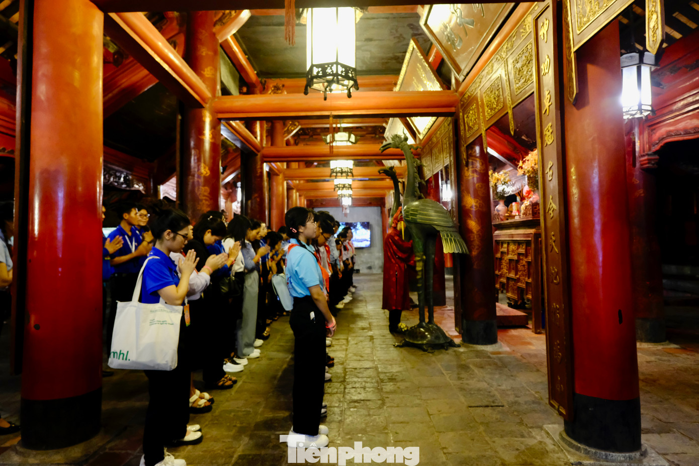 Anh Hoàng Thái Nam - Phó Trưởng ban Công tác Thiếu nhi T.Ư Đoàn dẫn đầu đoàn đại biểu dâng hương tại Văn Miếu - Quốc Tử Giám. Ảnh: Châu Linh