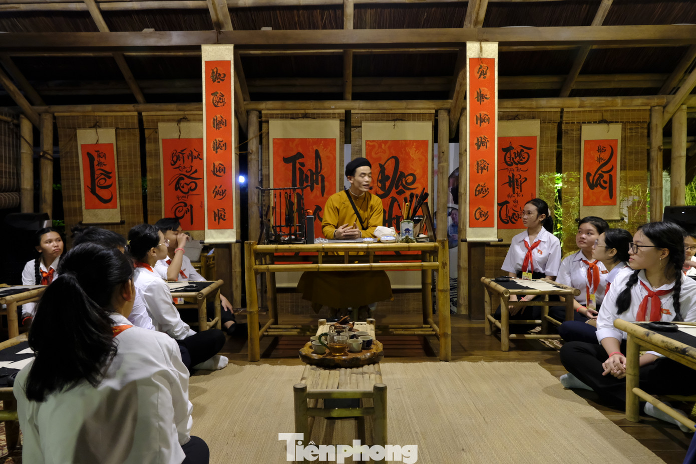 Tour đêm "Tinh hoa đạo học" tại Văn Miếu - Quốc Tử Giám được chia làm nhiều khu vực để khách tham quan, trải nghiệm. Đó là khu Nhập đạo, khu Thành đạt, Vườn bia Tiến sĩ, khu Đại thành, khu Thái học. Các đại biểu trẻ em được trải nghiệm viết thư pháp, trải nghiệm sản phẩm công nghệ kính thực tế ảo... Ảnh: Châu Linh