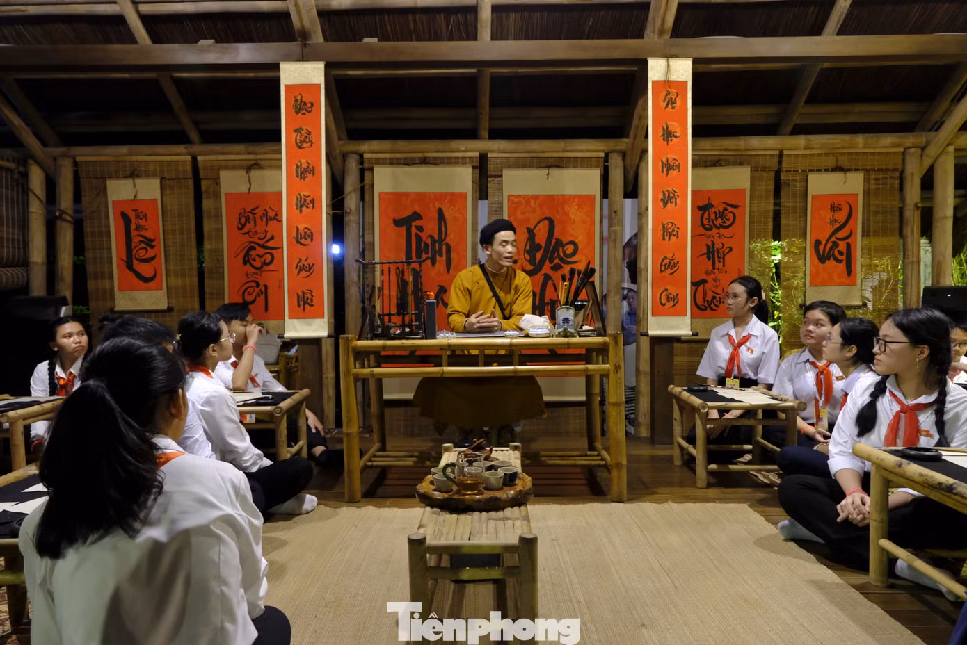 Tour đêm "Tinh hoa đạo học" tại Văn Miếu - Quốc Tử Giám được chia làm nhiều khu vực để khách tham quan, trải nghiệm. Đó là khu Nhập đạo, khu Thành đạt, Vườn bia Tiến sĩ, khu Đại thành, khu Thái học. Các đại biểu trẻ em được trải nghiệm viết thư pháp, trải nghiệm sản phẩm công nghệ kính thực tế ảo... Ảnh: Châu Linh