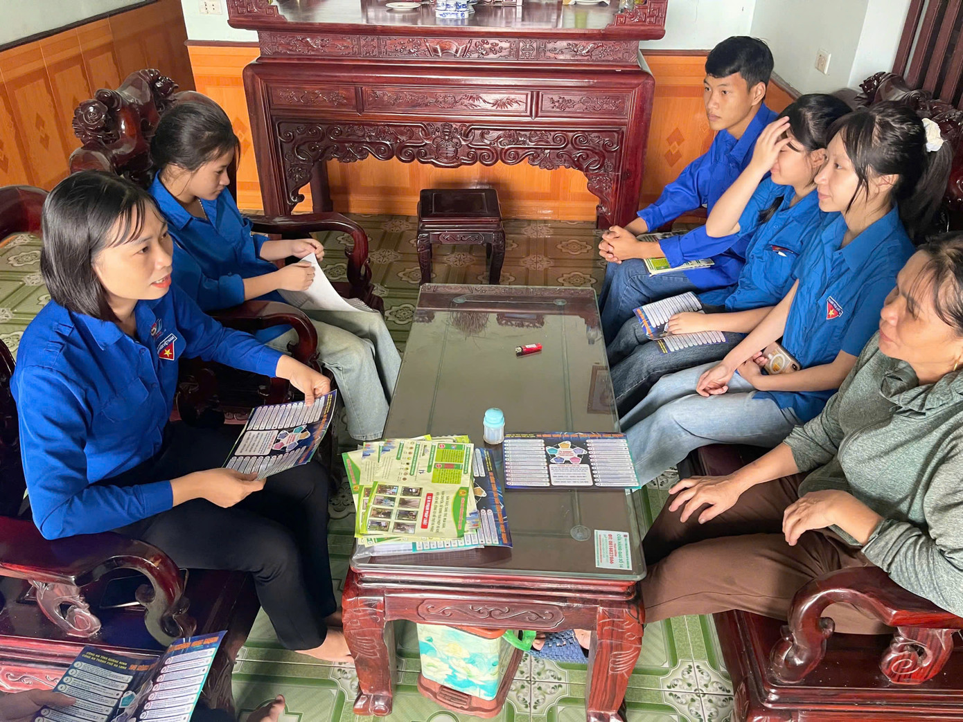 Tuổi trẻ Hạ Long nêu cao tinh thần “đi từng lớp, đến từng bàn, hướng dẫn từng người” về an toàn trên không gian mạng. Tuổi trẻ Hạ Long nêu cao tinh thần “đi từng lớp, đến từng bàn, hướng dẫn từng người” về an toàn trên không gian mạng.