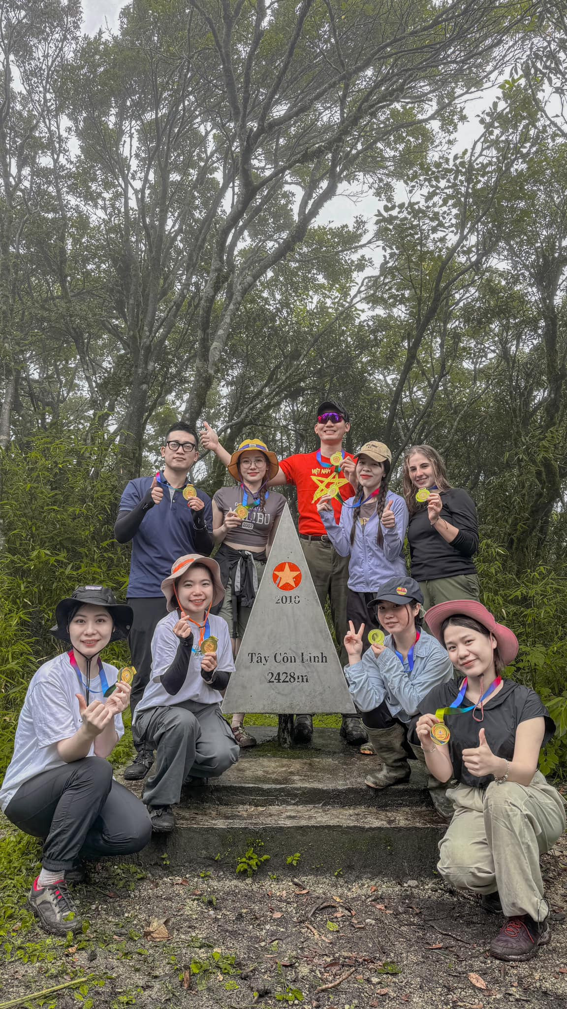 Đặng Hỵ cùng nhóm bạn chinh phục thành công "nóc nhà" Đông Bắc - đỉnh Tây Côn Lĩnh. Ảnh: Đặng Hỵ.