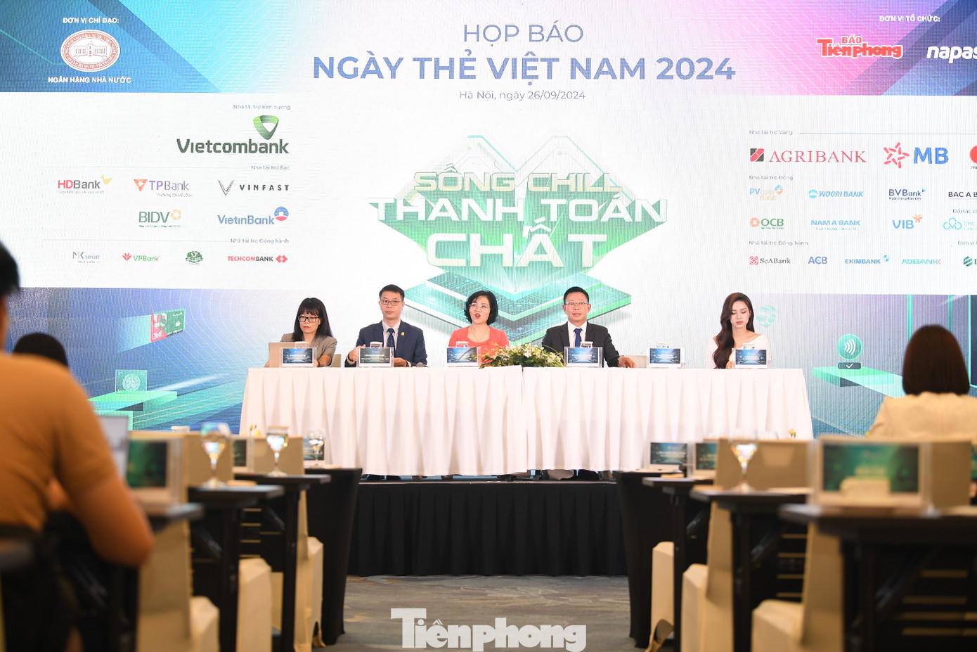 Các đại biểu trả lời báo chí về Ngày Thẻ Việt Nam 2024. Ảnh: Dương Triều. Các đại biểu trả lời báo chí về Ngày Thẻ Việt Nam 2024. Ảnh: Dương Triều.