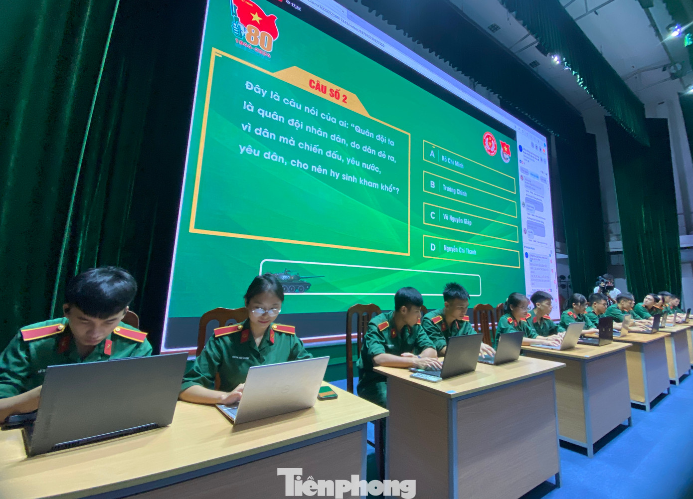 Học viên Học viện Kỹ thuật Quân sự sôi nổi hưởng ứng cuộc thi. Ảnh: Hoàng Ngọc