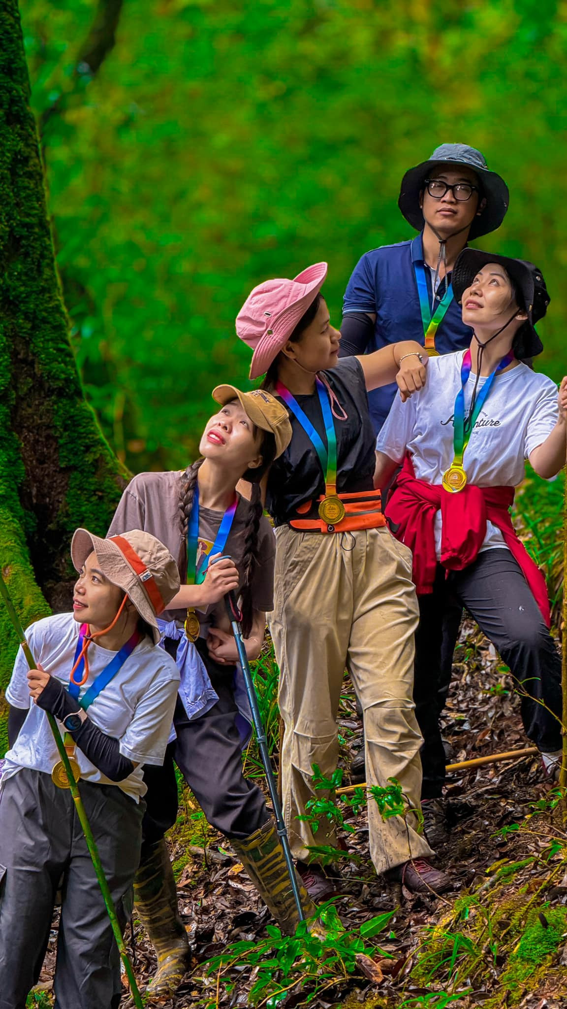 Đặng Hỵ cùng nhóm bạn chinh phục thành công "nóc nhà" Đông Bắc - đỉnh Tây Côn Lĩnh. Ảnh: Đặng Hỵ.