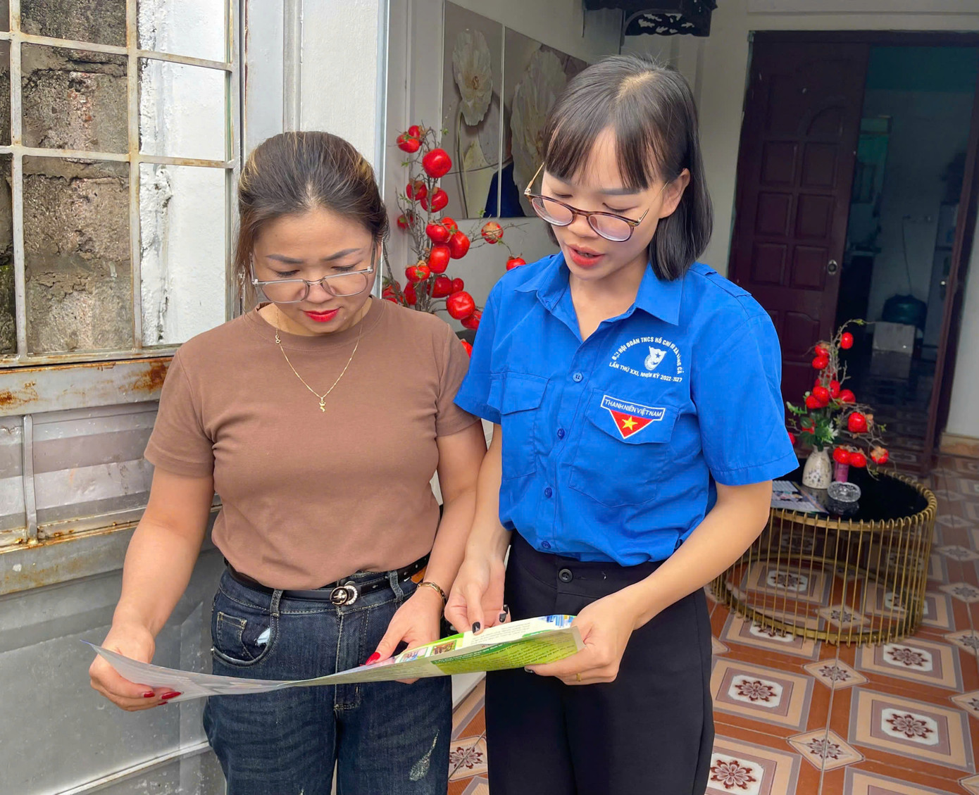 Tuổi trẻ Hạ Long nêu cao tinh thần “đi từng lớp, đến từng bàn, hướng dẫn từng người” về an toàn trên không gian mạng. Tuổi trẻ Hạ Long nêu cao tinh thần “đi từng lớp, đến từng bàn, hướng dẫn từng người” về an toàn trên không gian mạng.