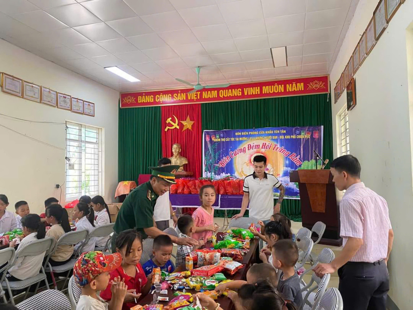 Nằm trong chuỗi các hoạt động "Biên cương - Đêm hội trăng rằm", Đồn Biên phòng cửa khẩu Tén Tằn (huyện Mường Lát, tỉnh Thanh Hoá) đã phối hợp với Ban quản lý khu phố Chiên Pục, thị trấn Mường Lát, nhóm thợ cắt tóc và những người bạn Mường Lát tổ chức trao 80 phần quà, cắt tóc miễn phí cho các cháu học sinh của khu phố. Các hoạt động nhân dịp Tết Trung thu đã tạo không khí vui tươi, khích lệ, động viên các cháu học sinh phấn đấu vươn lên trong học tập.