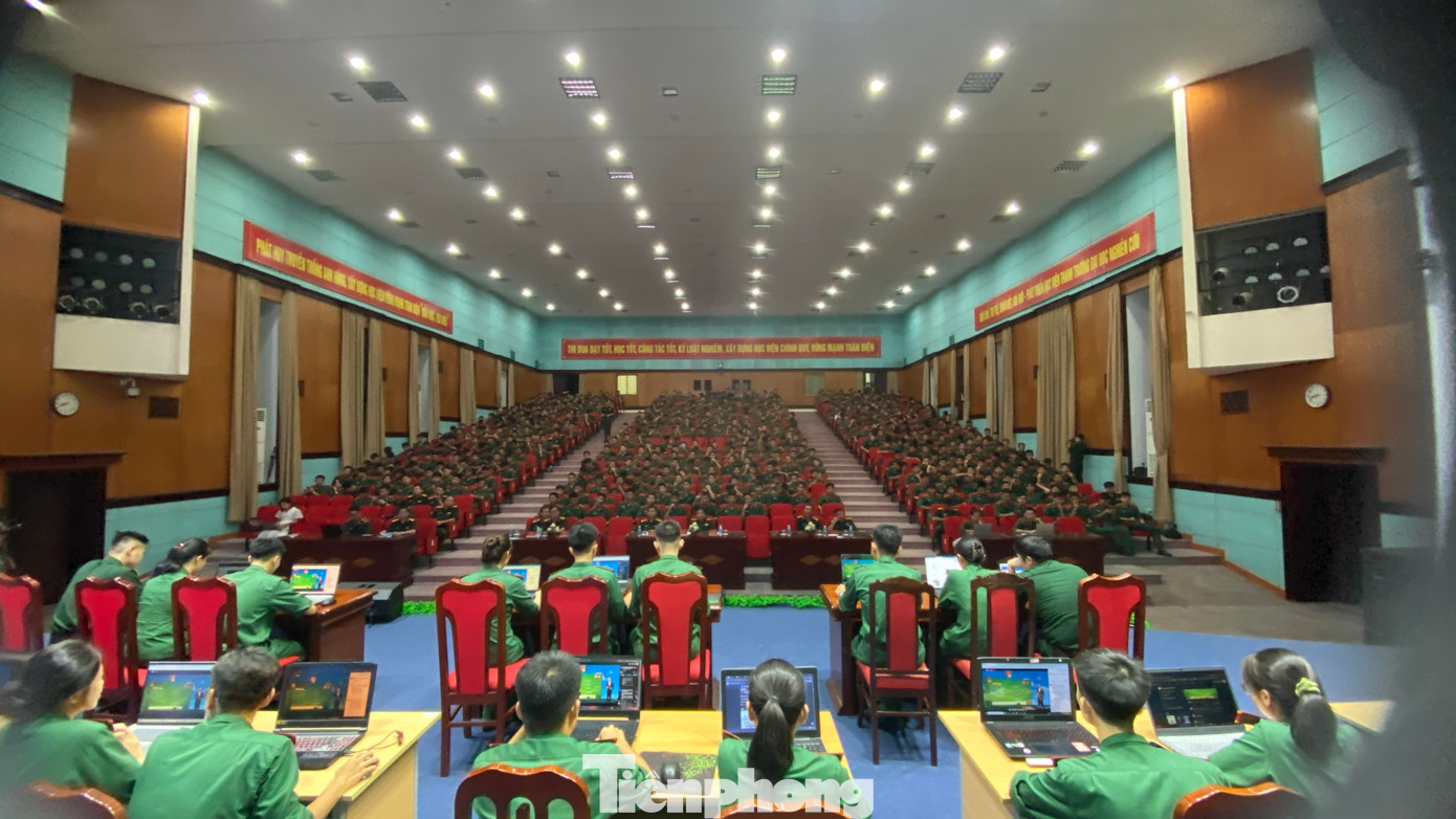 Toàn cảnh cuộc thi trực tuyến tìm hiểu truyền thống “80 năm Ngày thành lập Quân đội nhân dân Việt Nam và 35 năm Ngày hội Quốc phòng toàn dân” năm 2024 của Học viện Kỹ thuật Quân sự. Ảnh: Hoàng Ngọc