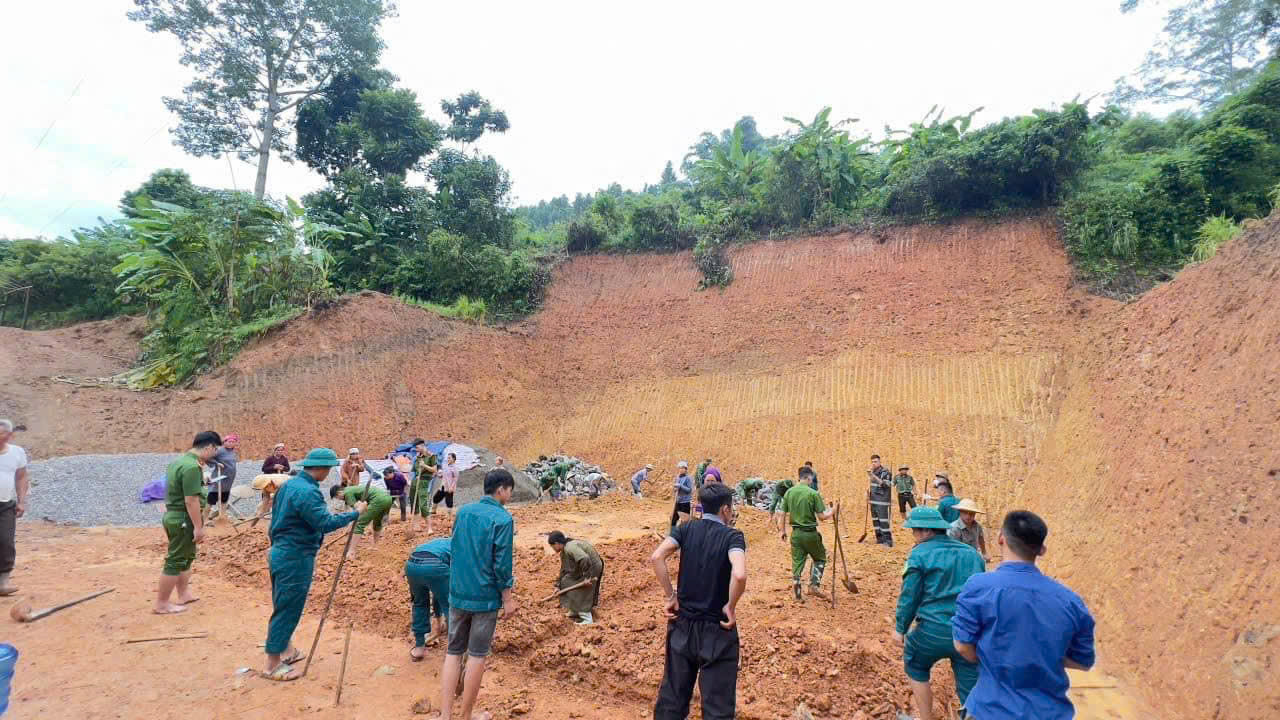 Chiến sĩ công an huyện Bảo Lạc cùng người dân khắc phục các địa điểm sạt lở. Ảnh: Tuổi trẻ CA tỉnh Cao Bằng