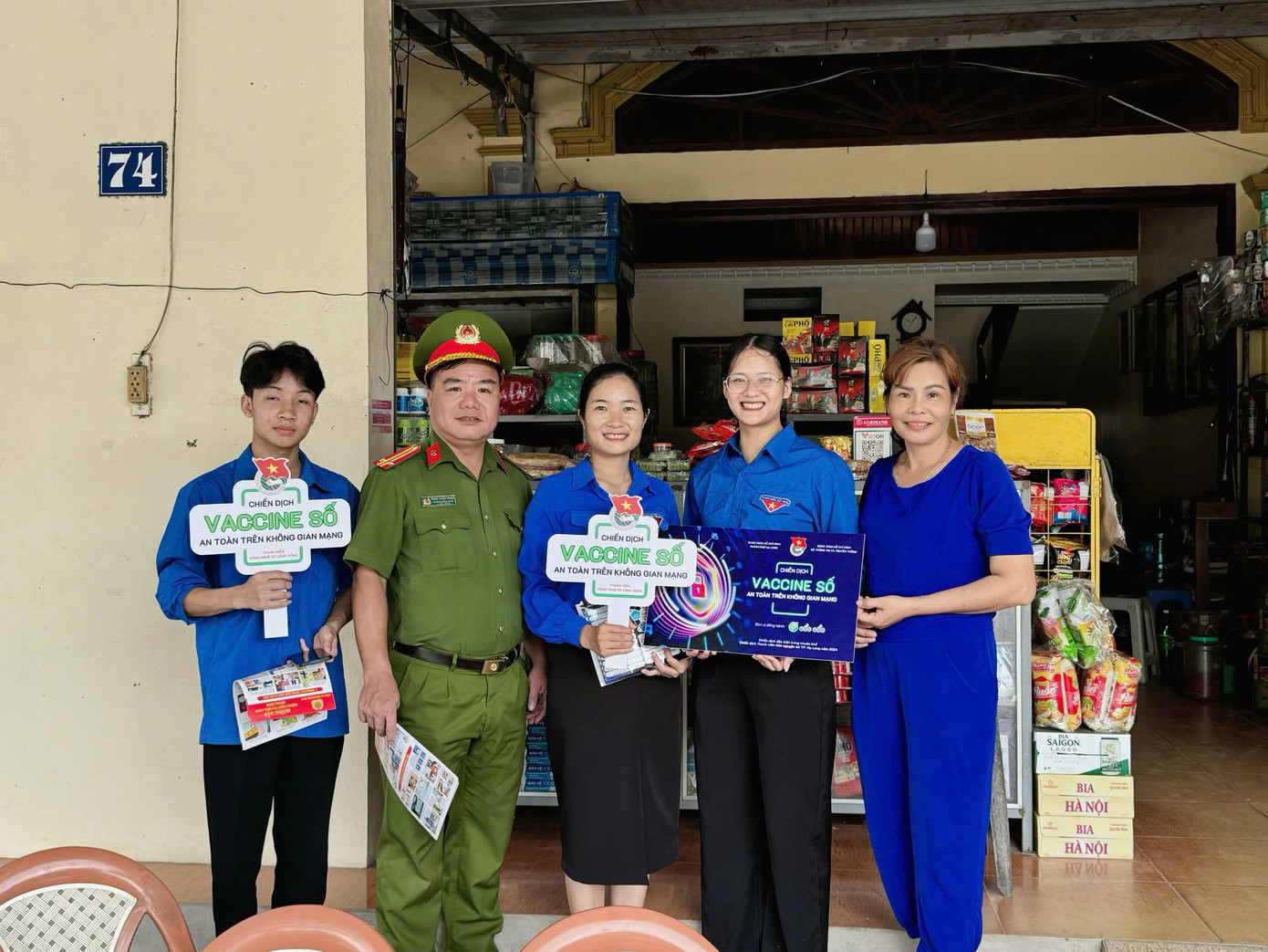 Tổ Công nghệ số cộng đồng trên địa bàn thành phố Hạ Long ra quân chiến dịch Vaccine số hướng dẫn người dân về an toàn trên không gian mạng. Tổ Công nghệ số cộng đồng trên địa bàn thành phố Hạ Long ra quân chiến dịch Vaccine số hướng dẫn người dân về an toàn trên không gian mạng.