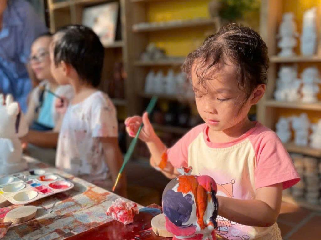 Các em nhỏ được bố mẹ dẫn tới tham gia workshop Trung thu tại tiệm trà gốm Bồ công anh để gây quỹ từ thiện.