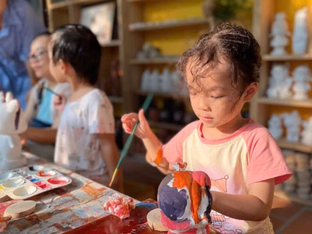 Các em nhỏ được bố mẹ dẫn tới tham gia workshop Trung thu tại tiệm trà gốm Bồ công anh để gây quỹ từ thiện. Các em nhỏ được bố mẹ dẫn tới tham gia workshop Trung thu tại tiệm trà gốm Bồ công anh để gây quỹ từ thiện.