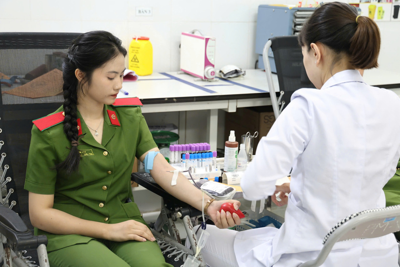 Gần 50 cán bộ, chiến sĩ CATĐ và sinh viên của Học viện CSND đã đến bệnh viện để hiến máu kịp thời.