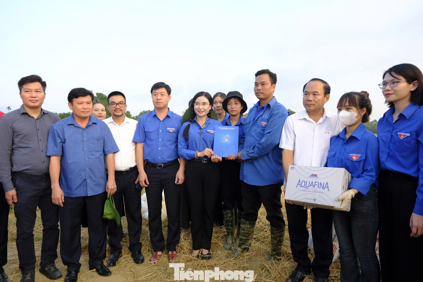 Chị Nguyễn Phạm Duy Trang thăm, động viên đội hình tình nguyện hỗ trợ bà con thu hoạch lúa tại thôn Phú Minh, xã Đào Xá, huyện Phú Bình. Ảnh: Châu Linh