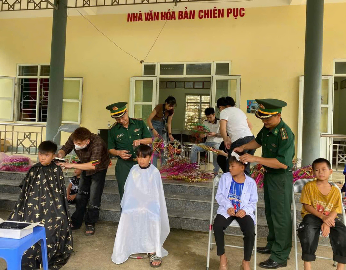 Nằm trong chuỗi các hoạt động "Biên cương - Đêm hội trăng rằm", Đồn Biên phòng cửa khẩu Tén Tằn (huyện Mường Lát, tỉnh Thanh Hoá) đã phối hợp với Ban quản lý khu phố Chiên Pục, thị trấn Mường Lát, nhóm thợ cắt tóc và những người bạn Mường Lát tổ chức trao 80 phần quà, cắt tóc miễn phí cho các cháu học sinh của khu phố. Các hoạt động nhân dịp Tết Trung thu đã tạo không khí vui tươi, khích lệ, động viên các cháu học sinh phấn đấu vươn lên trong học tập.