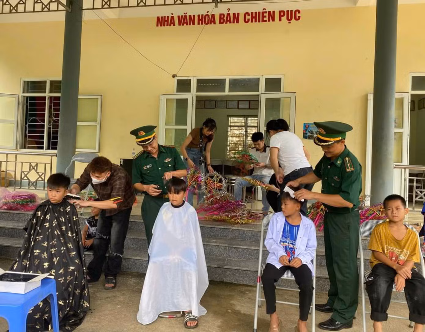 Nằm trong chuỗi các hoạt động "Biên cương - Đêm hội trăng rằm", Đồn Biên phòng cửa khẩu Tén Tằn (huyện Mường Lát, tỉnh Thanh Hoá) đã phối hợp với Ban quản lý khu phố Chiên Pục, thị trấn Mường Lát, nhóm thợ cắt tóc và những người bạn Mường Lát tổ chức trao 80 phần quà, cắt tóc miễn phí cho các cháu học sinh của khu phố. Các hoạt động nhân dịp Tết Trung thu đã tạo không khí vui tươi, khích lệ, động viên các cháu học sinh phấn đấu vươn lên trong học tập.