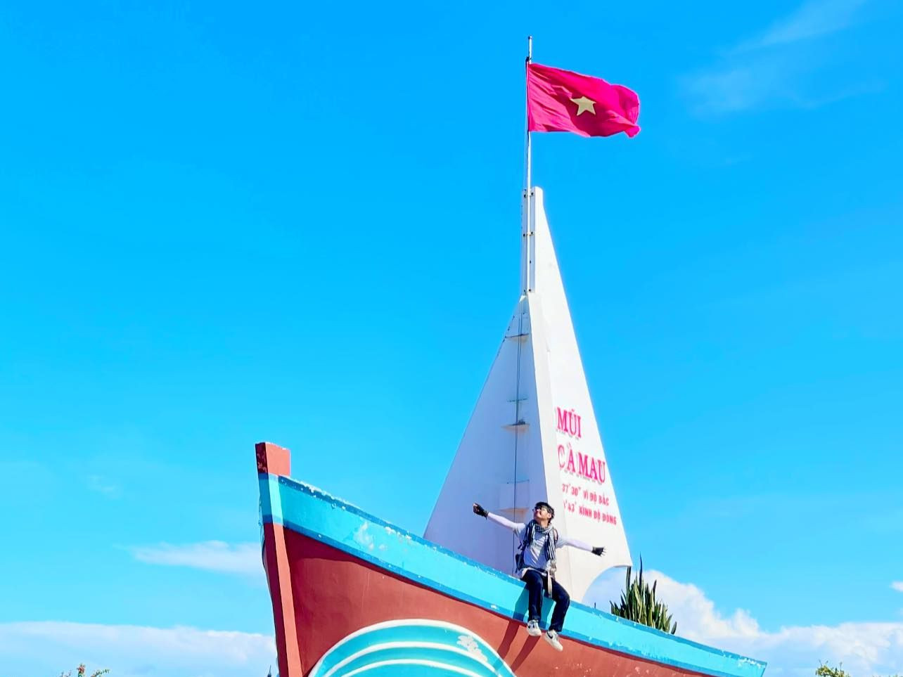 Bạn Trọng Hoàng check-in tại Mũi Cà Mau khi độc hành xuyên Việt. Ảnh: Trọng Hoàng