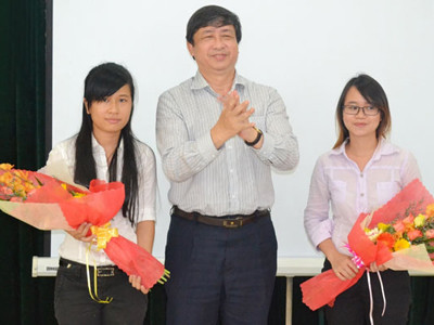 Những học viên trong dự án rất được thành phố quan tâm (trong ảnh là ông Bùi Văn Tiếng - Trưởng ban Tổ chức Thành ủy Đà Nẵng tặng hoa cho một số nhân tài). ẢNH: NGUYỄN HUY. Những học viên trong dự án rất được thành phố quan tâm (trong ảnh là ông Bùi Văn Tiếng - Trưởng ban Tổ chức Thành ủy Đà Nẵng tặng hoa cho một số nhân tài). ẢNH: NGUYỄN HUY