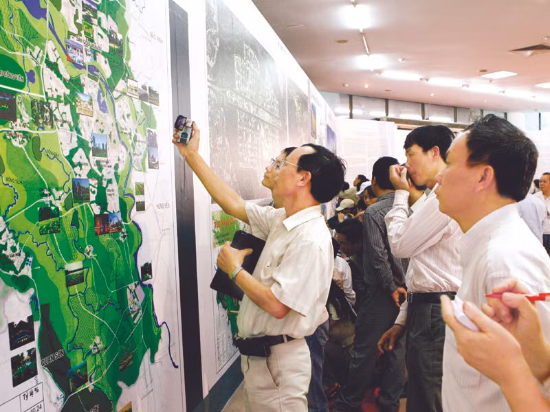 Người dân Thủ đô đặc biệt quan tâm Đồ án quy hoạch chung Hà Nội. Ảnh: Hồng Vĩnh