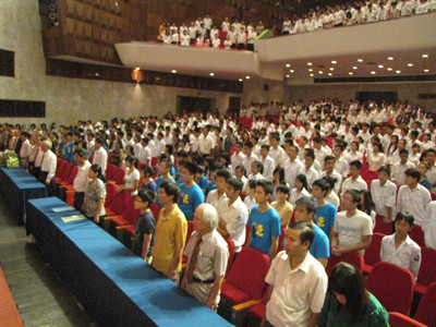 Lễ khai giảng được trang trọng diễn ra với sự hiện diện của đông đảo cán bộ, giáo viên, khách mời, các nhà tài trợ cùng các em học sinh. Trong ảnh: Thầy trò trường THPT Đinh Tiên Hoàng làm lễ chào cờ