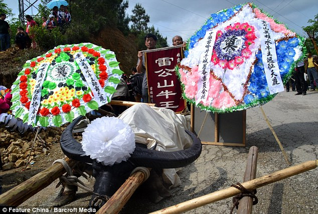 Rất nhiều vòng hoa xuất hiện trong đám tang . Rất nhiều vòng hoa xuất hiện trong đám tang