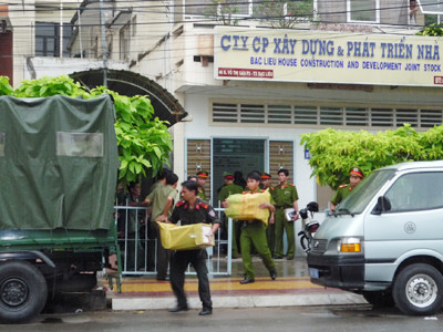 Thu giữ tài liệu ở Cty Cổ phần Xây dựng và Phát triển nhà Bạc Liêu khi khởi tố vụ án Ảnh: Nguyễn Tiến Hưng