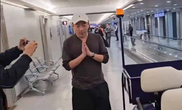 Uông Tiểu Phi khẳng định Từ Hy Viên luôn là gia đình của anh sau loạt ồn ào hậu ly hôn. Uông Tiểu Phi khẳng định Từ Hy Viên luôn là gia đình của anh sau loạt ồn ào hậu ly hôn.