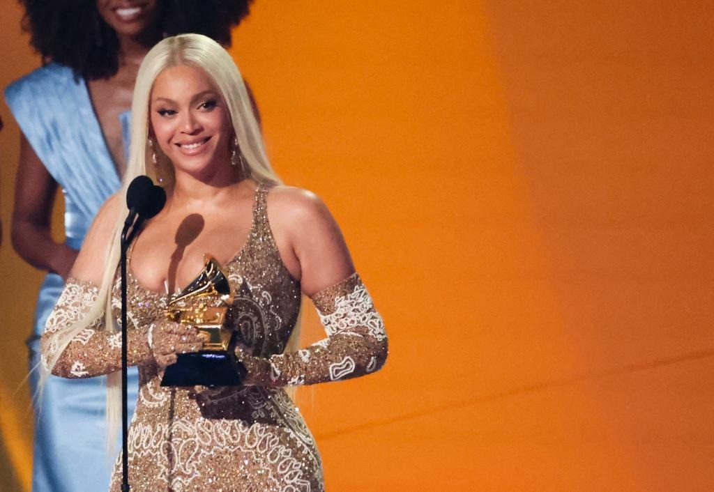 Beyoncé có 3 giải Grammy mới, bao gồm hạng mục Album của năm. Ảnh: Reuters.