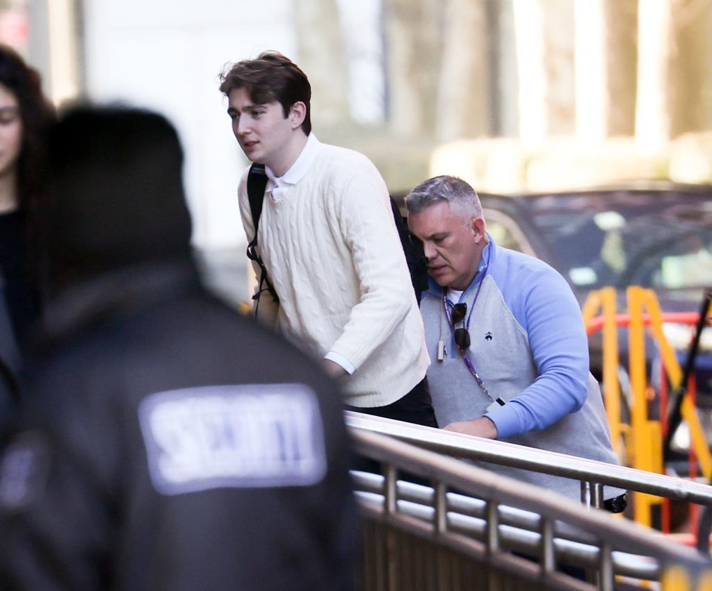 Mật vụ theo sát Barron khi cậu đi bộ vào lớp học. Ảnh: NY Post. Mật vụ theo sát Barron khi cậu đi bộ vào lớp học. Ảnh: NY Post.