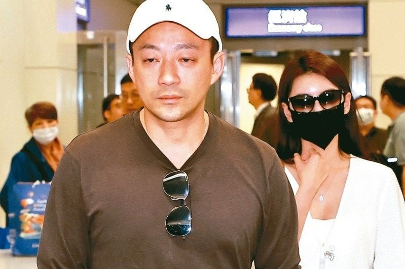 Uông Tiểu Phi bị chỉ trích đạo đức giả, diễn trò trước truyền thông.