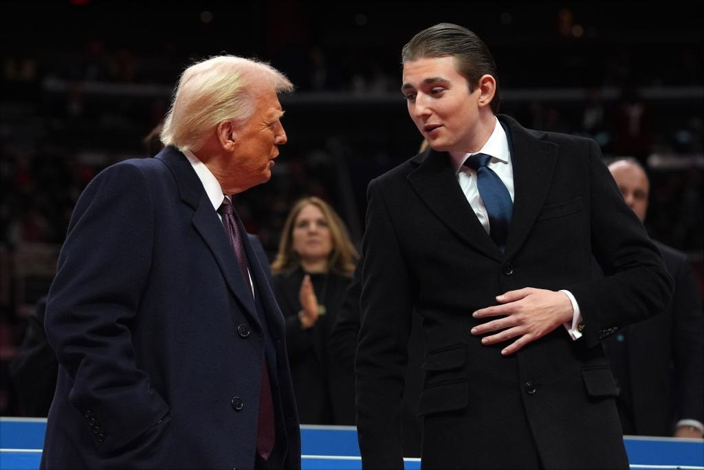 Barron trông trưởng thành, lịch lãm với Âu phục trong lễ nhậm chức của cha. Ảnh: AP. Barron trông trưởng thành, lịch lãm với Âu phục trong lễ nhậm chức của cha. Ảnh: AP.