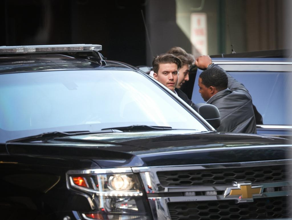 Barron được các mật vụ Mỹ hộ tống đến trường bằng dàn xe SUV. Ảnh: NY Post. Barron được các mật vụ Mỹ hộ tống đến trường bằng dàn xe SUV. Ảnh: NY Post.