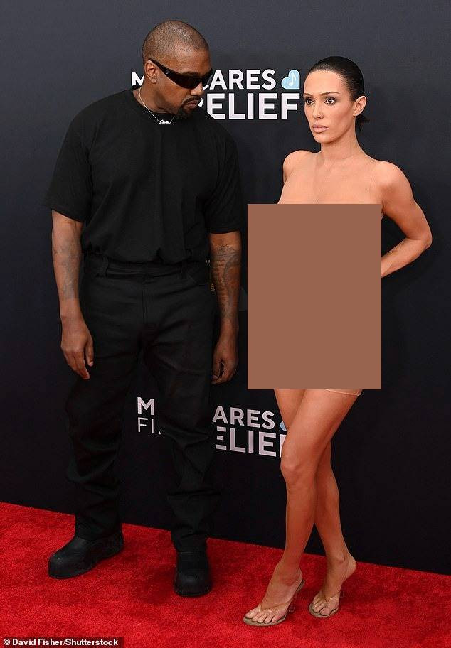 Bianca Censori khỏa thân trên thảm đỏ sự kiện âm nhạc số 1 thế giới. Ảnh: Shutterstock. Bianca Censori khỏa thân trên thảm đỏ sự kiện âm nhạc số 1 thế giới. Ảnh: Shutterstock.