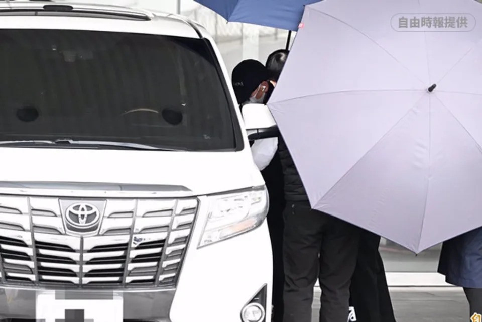 DJ Koo đưa tro cốt Từ Hy Viên về nhà ở Đài Bắc. DJ Koo đưa tro cốt Từ Hy Viên về nhà ở Đài Bắc.