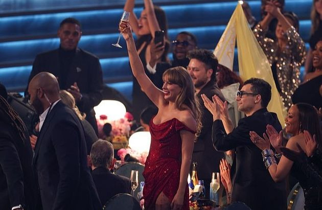 Taylor Swift được khen ngợi vì hành xử văn minh trước chiến thắng của đối thủ. Ảnh: Getty Images/CBS.