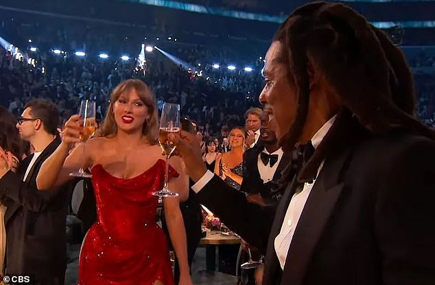 Taylor Swift được khen ngợi vì hành xử văn minh trước chiến thắng của đối thủ. Ảnh: Getty Images/CBS.