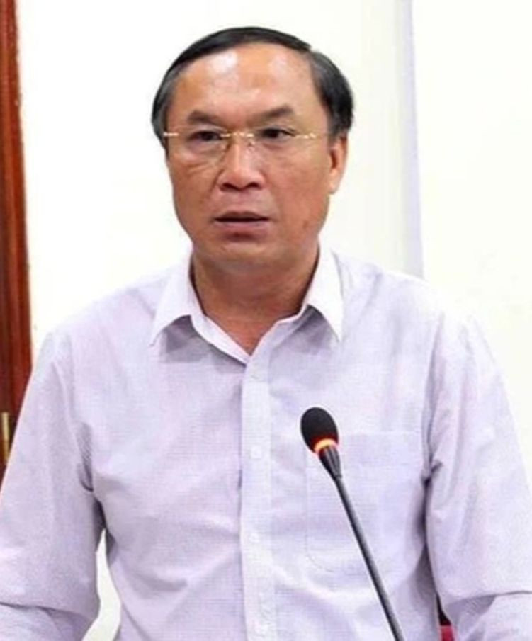 Ông Lê Ngọc Châu (trái) và ông Võ Hồng Hải xin nghỉ hưu trước tuổi. Ông Lê Ngọc Châu (trái) và ông Võ Hồng Hải xin nghỉ hưu trước tuổi.