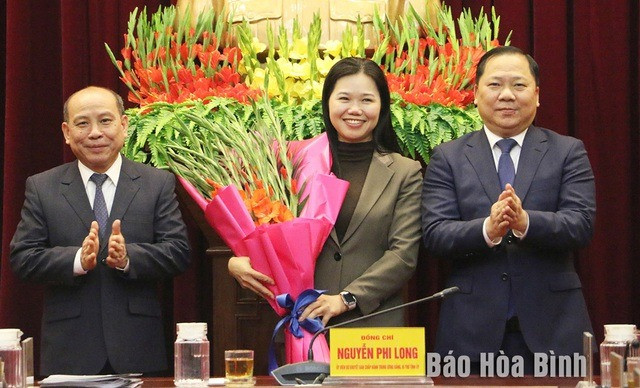 Đồng chí Nguyễn Phi Long, Ủy viên dự khuyết Ban Chấp hành Trung ương Đảng, Bí thư Tỉnh ủy Hòa Bình, và Bùi Đức Hinh, Phó Bí thư Thường trực Tỉnh ủy, Chủ tịch UBND tỉnh Hòa Bình, chúc mừng đồng chí Bùi Thị Minh được bầu giữ chức vụ Phó Bí thư Tỉnh ủy nhiệm kỳ 2020-2025. Ảnh: Báo Hòa Bình.