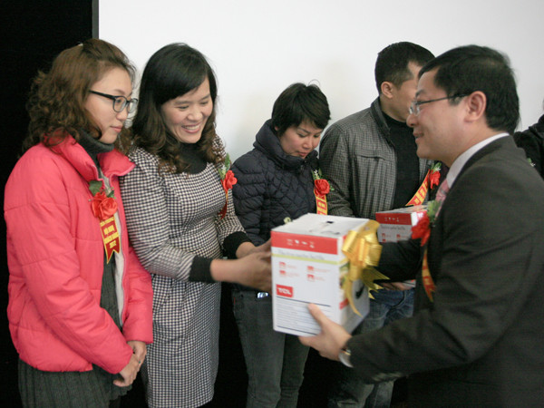 Trao giải cho khách hàng trúng thưởng
