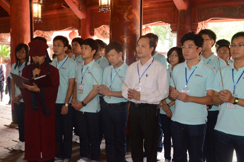 Lễ dâng hương, Lễ ghi danh Sổ vàng học sinh xuất sắc năm 2013 tại Văn Miếu 