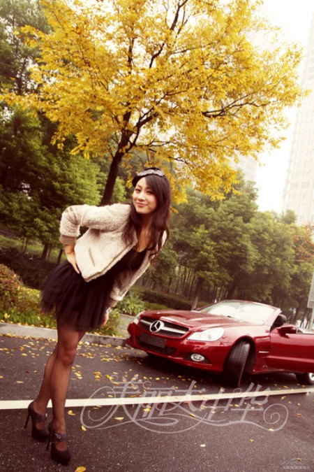 Người đẹp khoe dáng ngọc với Mercedes-Benz mui trần ảnh 2