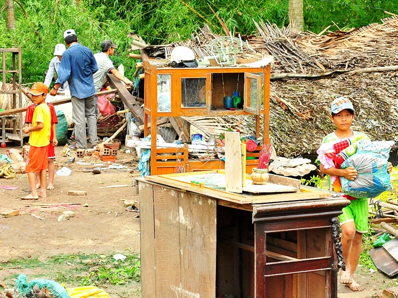 Hiện trường một vụ sập nhà tại xã Tân Lộc (huyện Thới Bình) sau cơn mưa lớn kèm giông lốc ngày 18/7. 